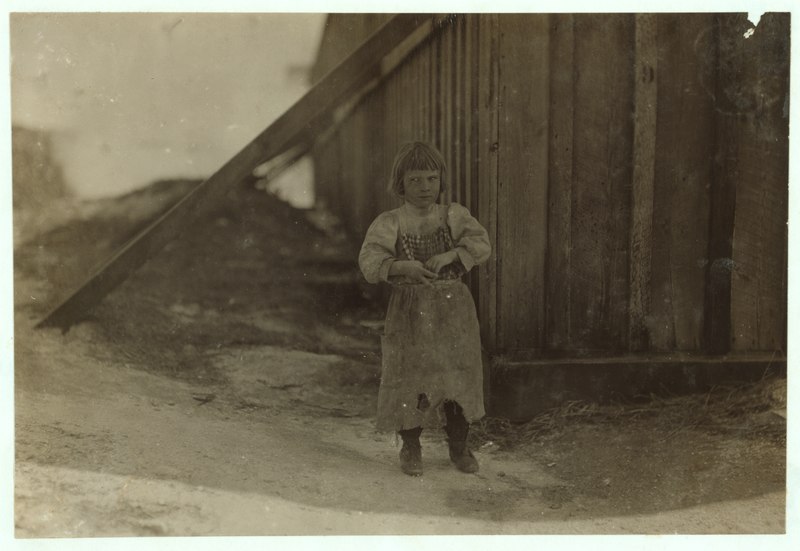 File:Four-year-old Mary Kosco, Shucks oysters at Dunbar. (See photo 2050). LOC nclc.00922.tif